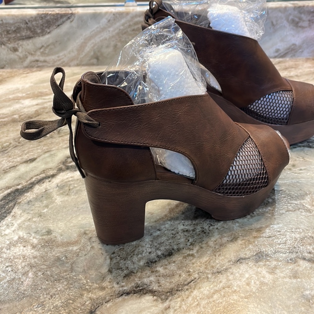 Brown heeled shoe. New.